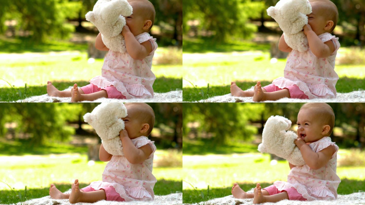 慢镜头里的快乐宝宝在公园里笑