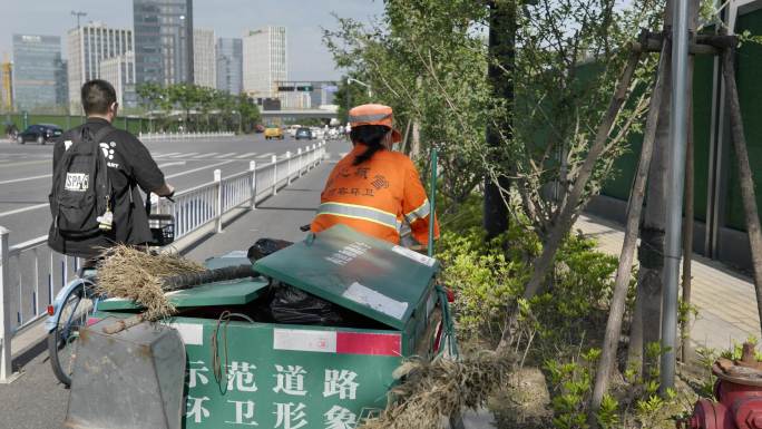 清晨马路上的清洁工