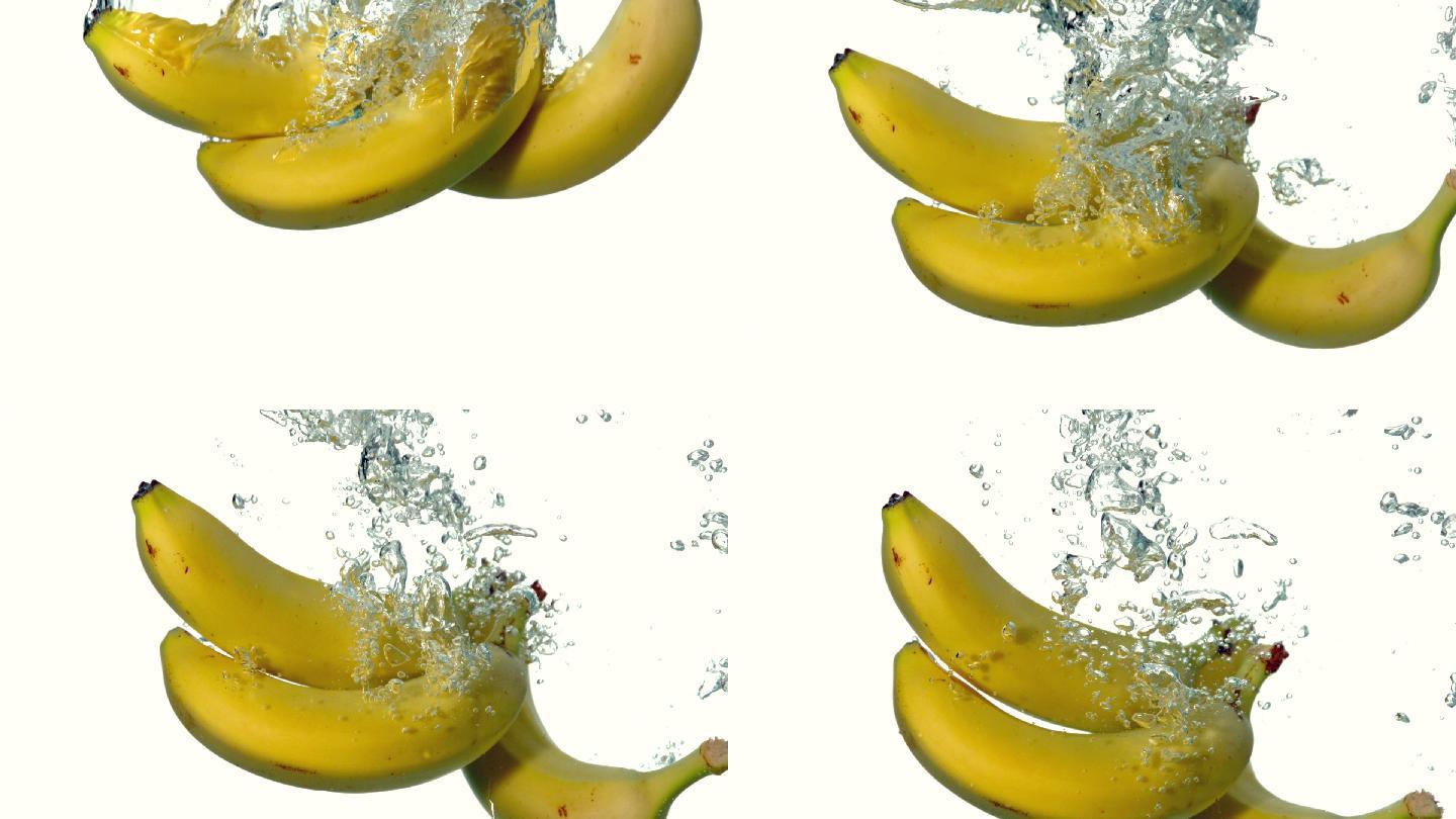 一把香蕉落入水中慢镜头，在白色背景下