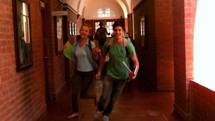 快乐的学生们通过走廊的慢镜头