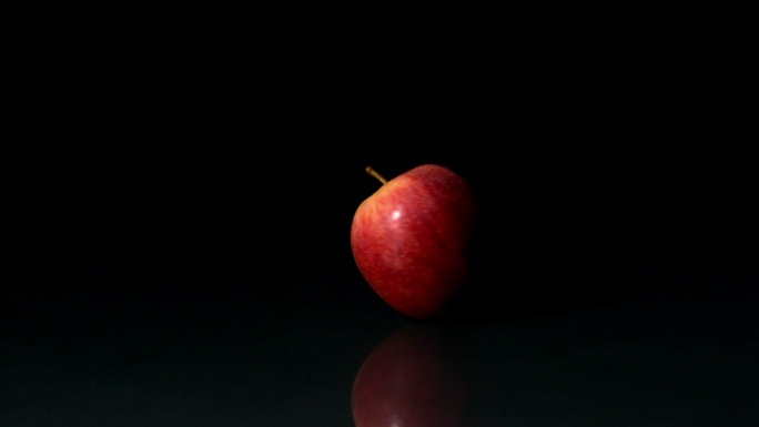 苹果在黑色背景慢动作旋转