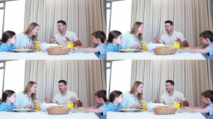 幸福的家庭在厨房的餐桌上聊天