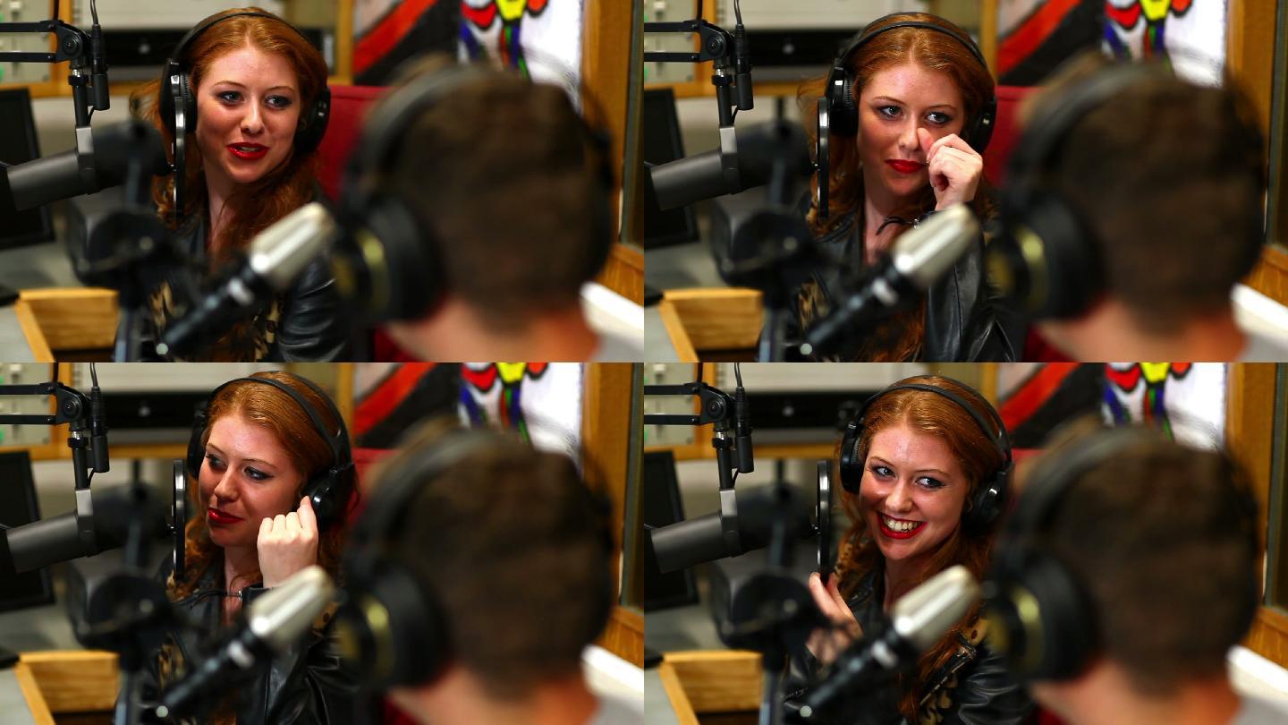 一个漂亮的学生在大学演播室为电台采访别人