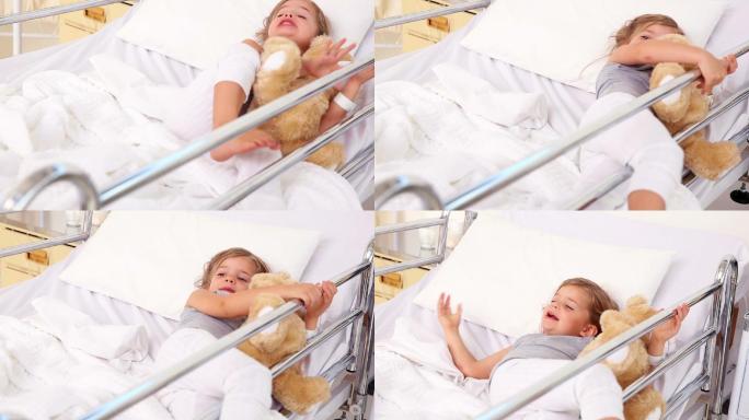 小女孩躺在医院病房的病床上