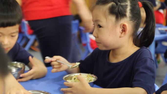 幼儿园孩子在教室吃饭