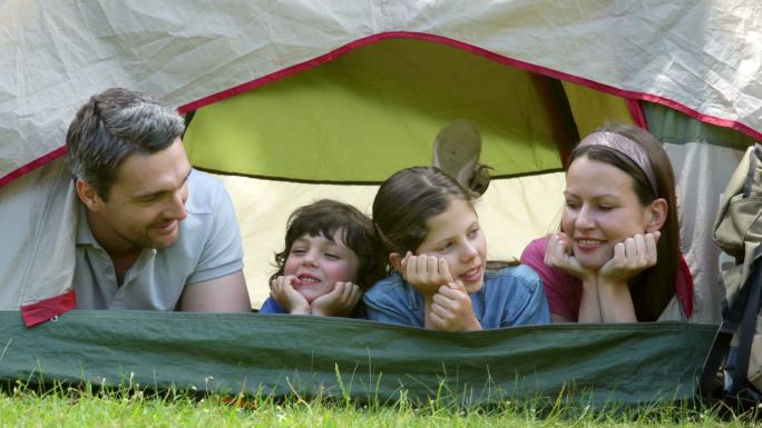 一个阳光明媚的日子，一家人在帐篷里野营