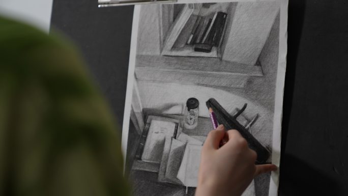 美术艺术女孩女生手铅笔素描绘画画板特写