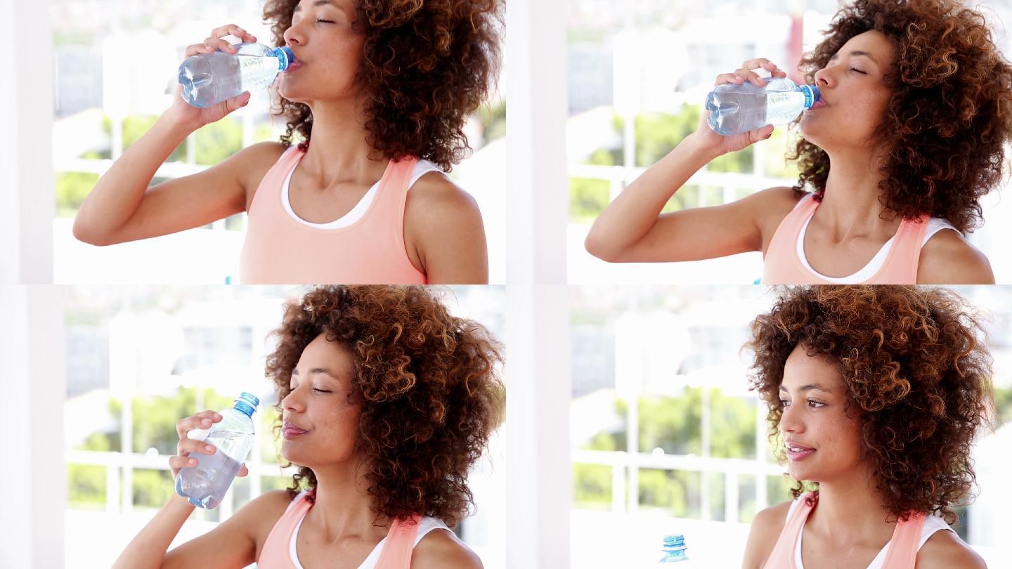 健身房里喝瓶子里的水