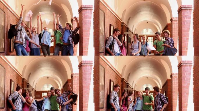 同学们站在走廊上，在大学里高兴地跳起来