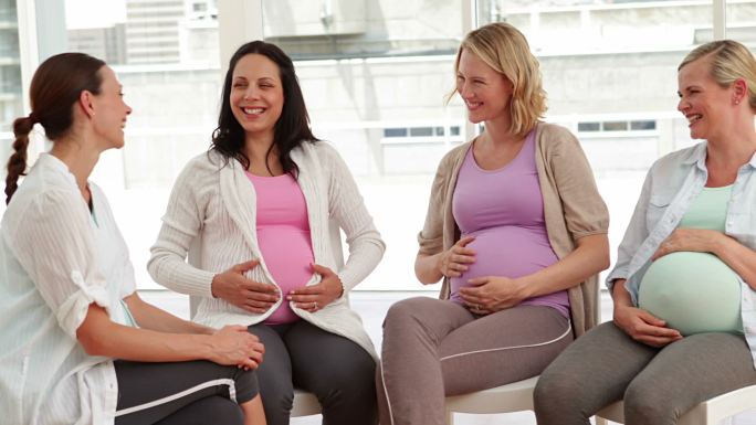 在医院的产前课上，孕妇们在一起聊天