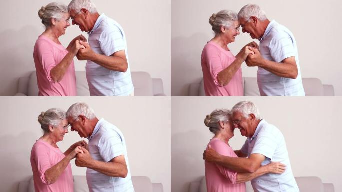 老夫妇在客厅里拥抱