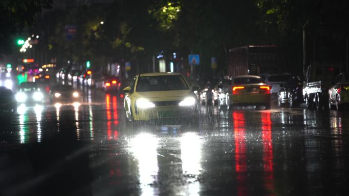 雨天雨夜城市道路车辆车流车灯大雨暴雨积水