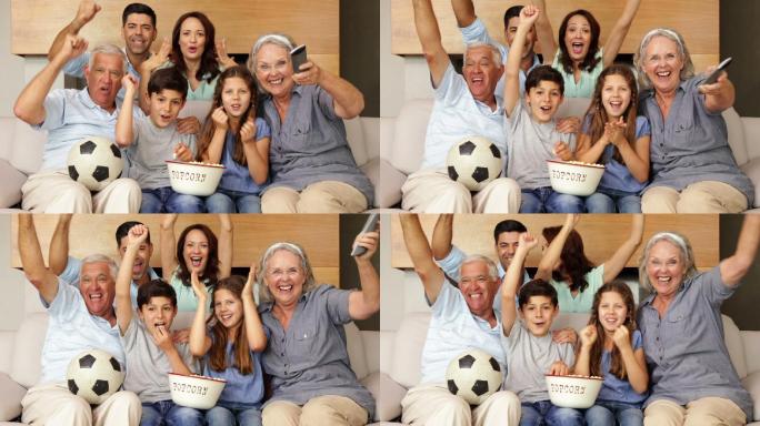 快乐的大家庭在客厅看足球电视