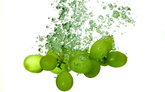 绿葡萄落入水中慢镜头