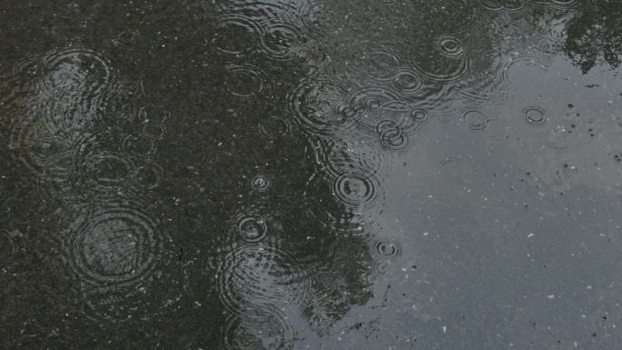 大雨天地面的水波纹
