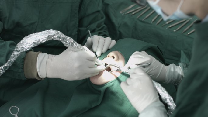 牙科医生给病人治疗牙齿