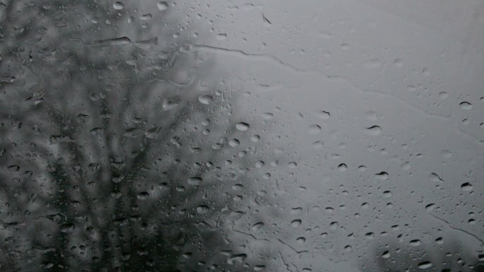 雨点缓慢地落在汽车挡风玻璃上