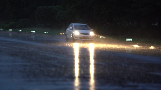 雨天雨夜城市道路车流车灯车辆积水大雨暴雨