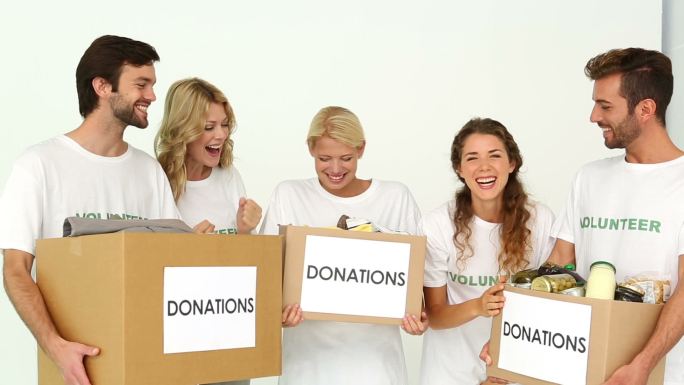 一队志愿者手持捐款箱，在白色背景下欢呼