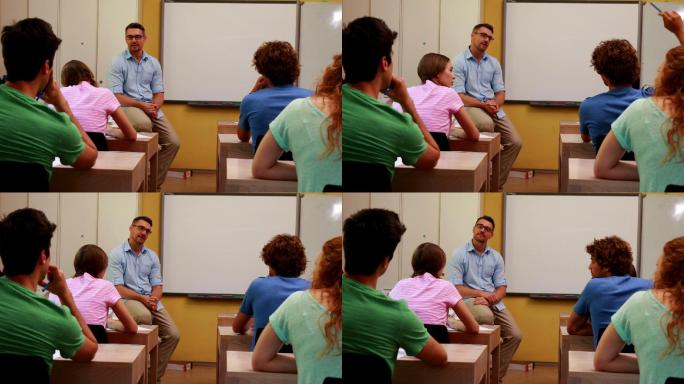 大学里，一位讲师坐在教室里给他的学生讲课