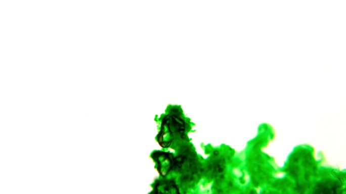 在慢镜头中，绿色墨水在白色背景上倒入水中