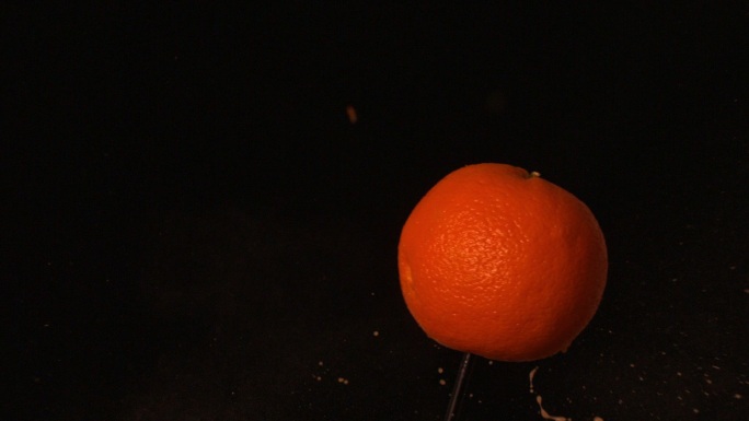 箭射过橙色在黑色背景的慢动作