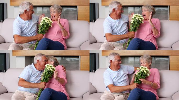 老男人惊喜地把花放在客厅的沙发上