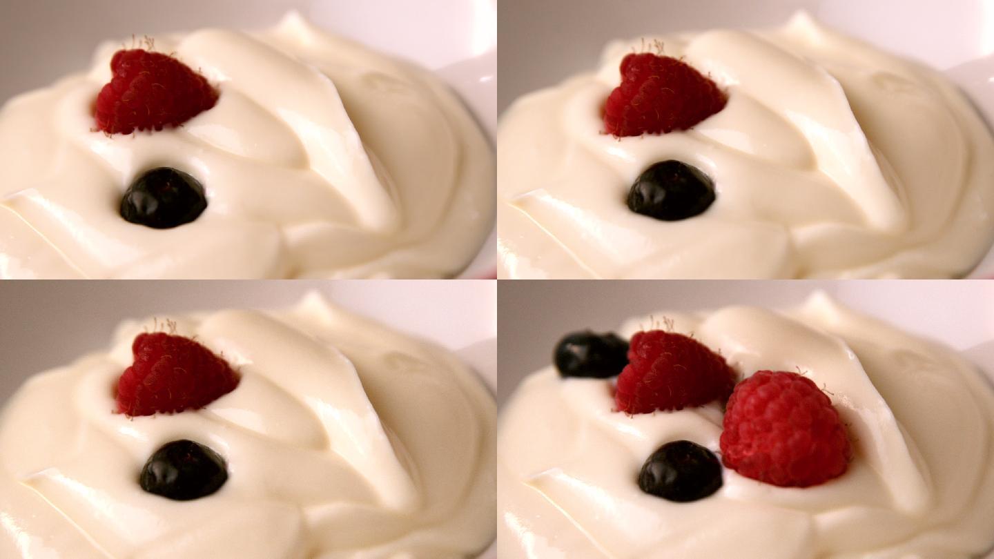 草莓落在鲜奶油上的慢镜头