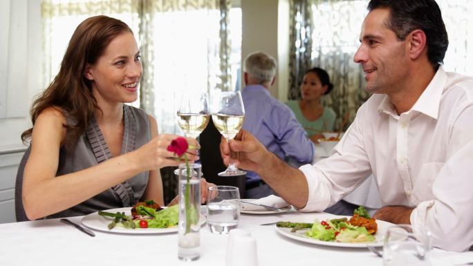 一对情侣在餐厅一起吃浪漫的晚餐