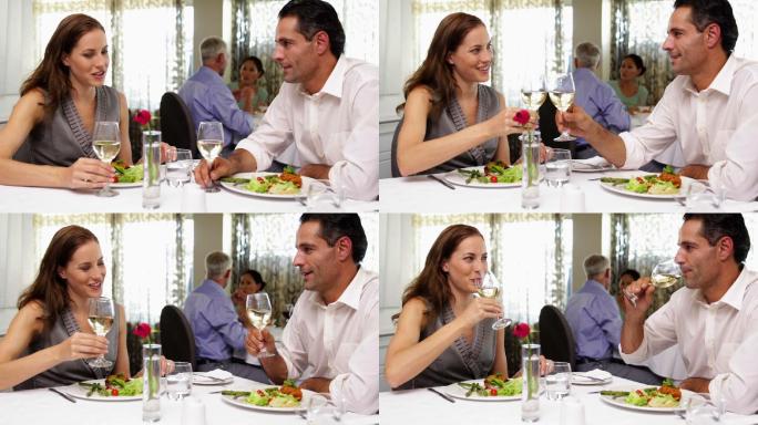 一对情侣在餐厅一起吃浪漫的晚餐