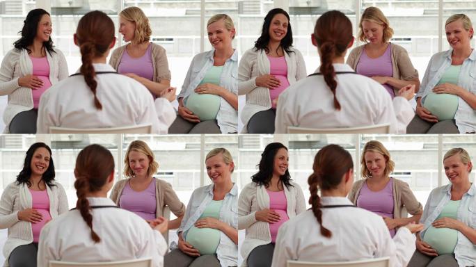 在医院的产前课上，孕妇们在一起聊天