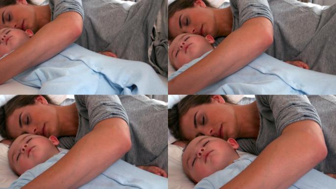 慢镜头里，小男孩和妈妈一起睡在床上