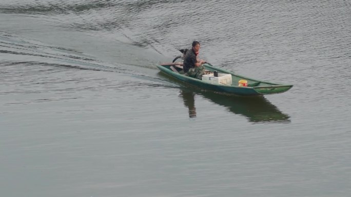 小船行驶在水面上