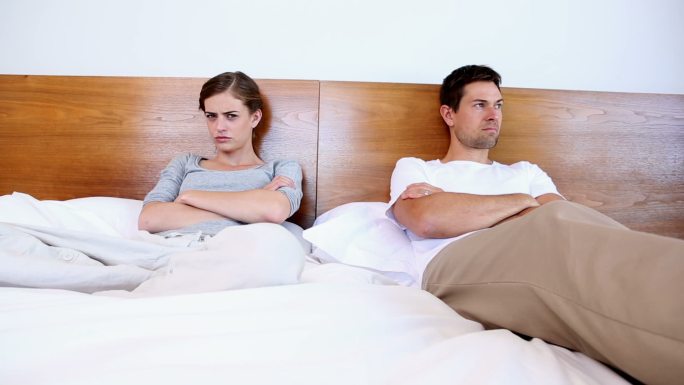 不快乐的夫妻在卧室争吵后不说话