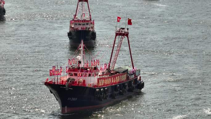 香港25艘大型渔船巡游庆祝回归25周年4