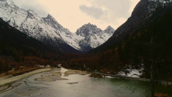 四川省阿坝州茂县毕棚沟航拍云海彩林雪山