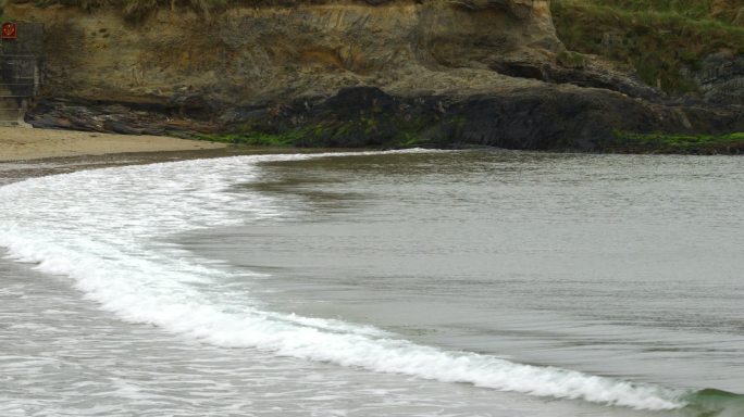 沉闷的一天中宁静的海边景色