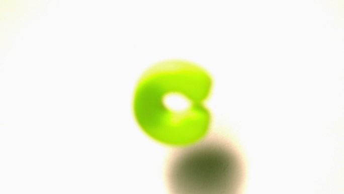 慢镜头中绿色字母c脱离白色背景