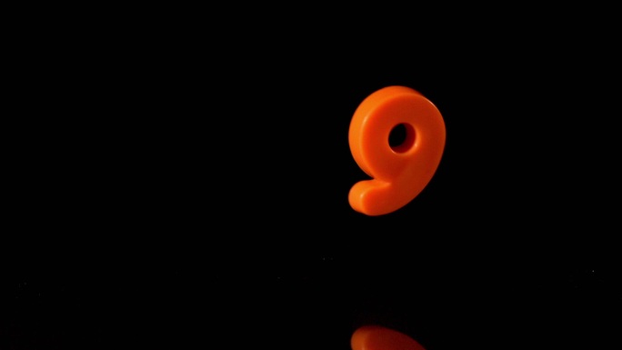 橙色六号在慢镜头中落在黑色背景上