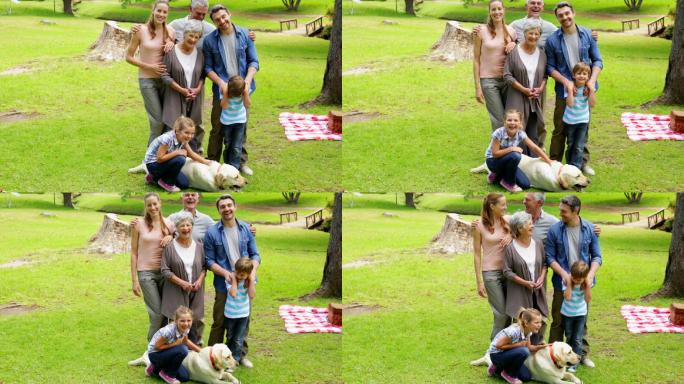 在一个阳光明媚的日子里，一家人对着相机微笑