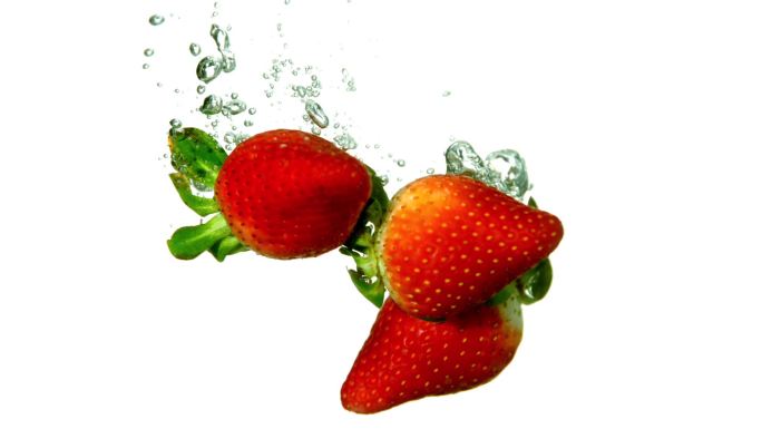 多个草莓落在水中慢镜头