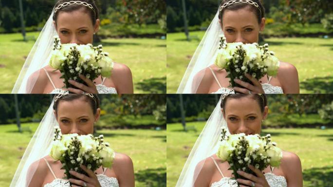 慢镜头里，新娘在公园里闻着花束