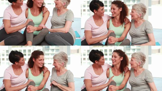 三个在健身房对着镜头微笑的快乐女人