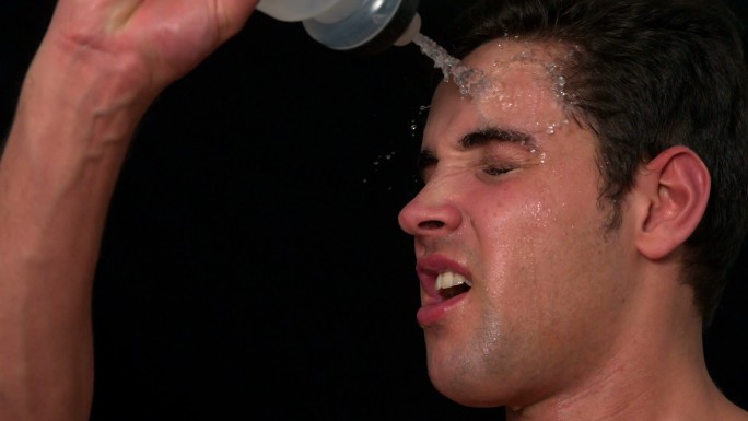 运动员用慢动作把水倒在脸上