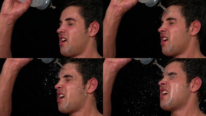 运动员用慢动作把水倒在脸上