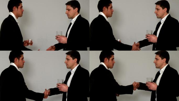 男人们喝着威士忌，用慢镜头握手