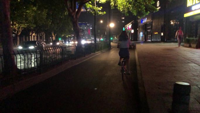 女生晚上骑自行车 共享单车