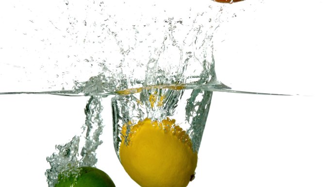 莱姆，柠檬和橘子在白色背景下投入水中的慢镜头