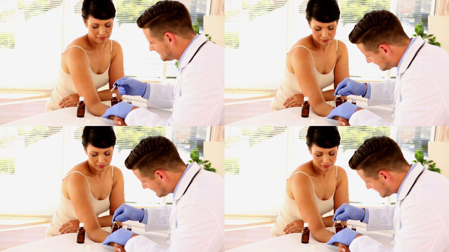 在医院的办公室里，皮肤科医生正在给一位女士的手臂涂药膏