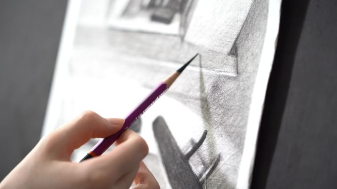 艺术女孩手铅笔素描绘画画板特写实拍原素材